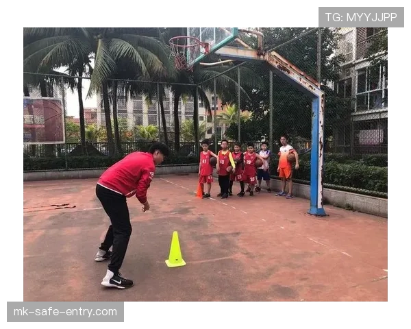 持球启动规则解析：中枢脚确立与运球时机说明