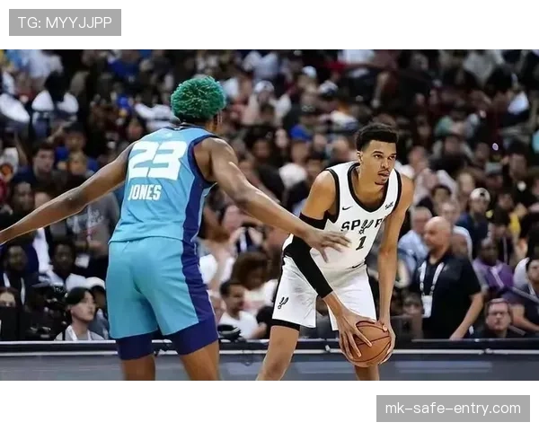 罗伯特·威廉姆斯无球掩护制造错位,内线效率领跑全队 罗伯特·威廉姆斯无球掩护制造错位,内线效率领跑全队